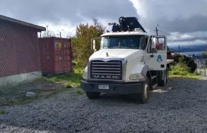 La imagen 2 de la Empresa FYT GRUAS PLUMAS PUERTO MONTT traslado containers en Puerto Montt LL